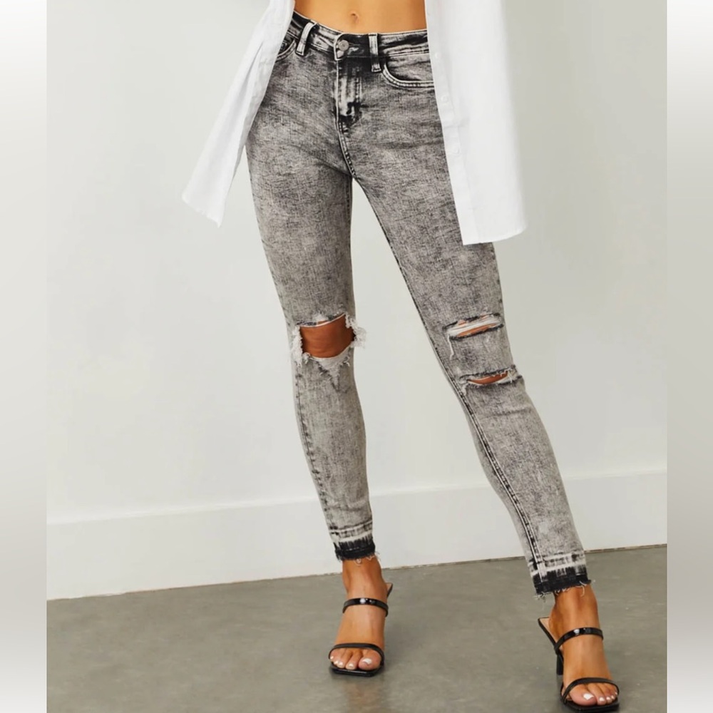 Vervet Charcoal Acid Wash High Rise Torn Skinny Jeans - Size 29
